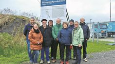 Reinhard Bussenius (dritter v.l.), Stadtratsmitglied Jochen Hake (Mitte), Hans-Jürgen Schnellrieder (2. v. re.) und Stefan Klingbeil (re.) sowie weitere Kreistagsmitglieder und Mitarbeitende der Stadtwerke Rotenburg fuhren kürzlich nach Schleswig-Holstein zum Energieversorgungsunternehmen GP Joule.
