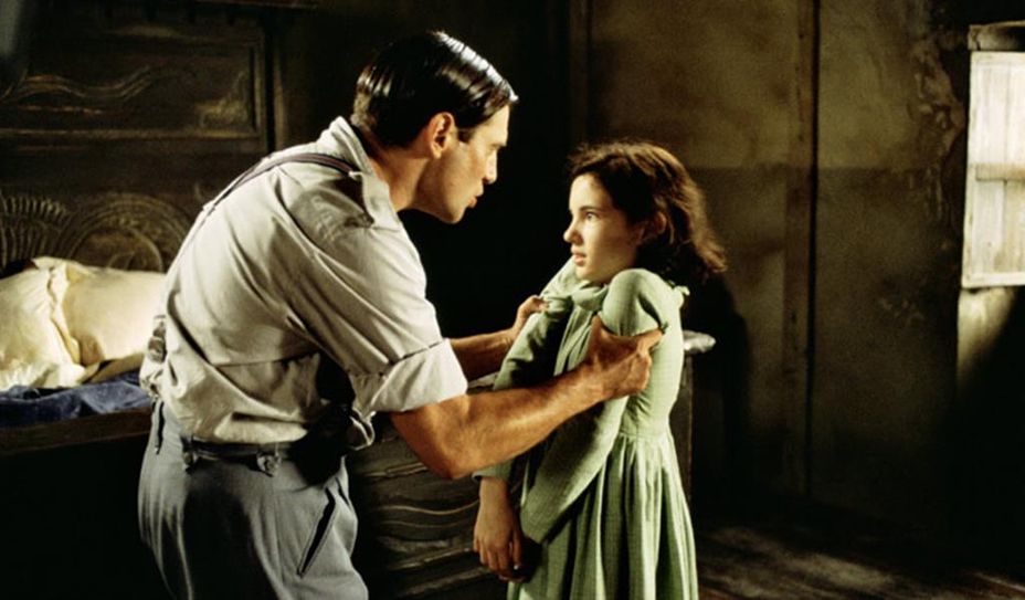 Ein reales Monster: Vater und Falangisten-Hauptmann Vidal und seine vor ihm in Schrecken lebende Tochter Ofelia.