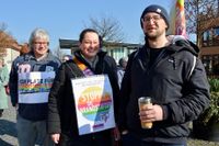 Lennart Helm und Ulrike Buttkus (hier mit Sprecher Stefan Klingbeil vom Bündnis „Aufstehen gegen Rassismus“ Rotenburg/Wümme)
