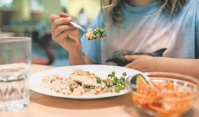 Ein gesundes und ausgewogenes Essen ist wichtig für die Entwicklung von Kindern und Jugendlichen.