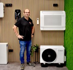 Alexander Derksen bietet verschiedene Klimaanlagen in seinem Geschäft an.