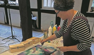 Die Künstlerin Andrea Christiane Spring aus Worpswede nimmt am Sommeratelier teil. Foto: limo