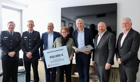 Chris Hartmann, Tilmann Behrens, Axel Miesner, Innenministerin Daniela Behrens, Torsten Rohde, Torsten Haß und Volker Pfeil.