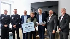 Chris Hartmann, Tilmann Behrens, Axel Miesner, Innenministerin Daniela Behrens, Torsten Rohde, Torsten Haß und Volker Pfeil.