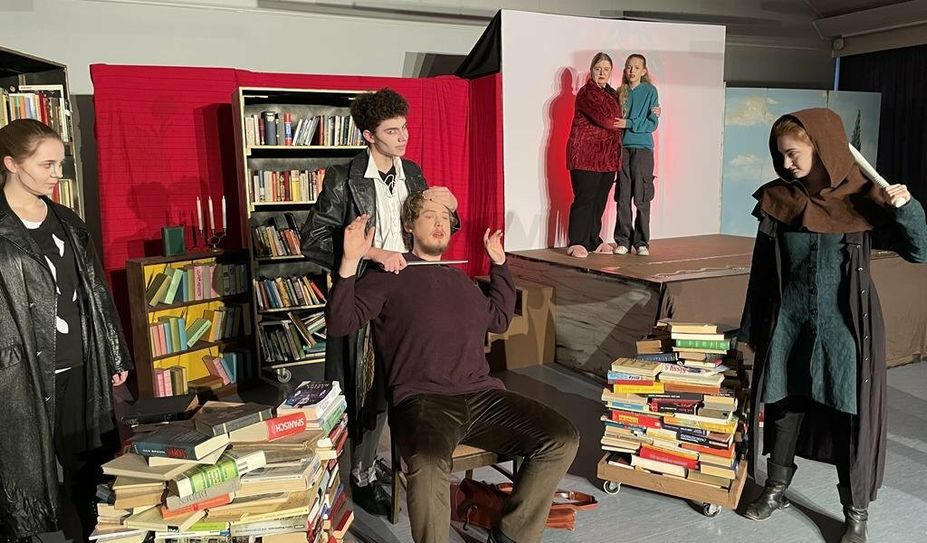 Von links: Cathrin Rathje (Flachnase), Wolff Baumeister (Basta), Nils Höhn (Mo), Jannika Till (Elinor) mit Ella Meinecke (Meggie) und Jana Thorenz (Cockerell).