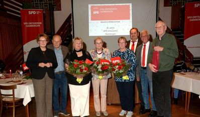 Mehrere Mitglieder wurden bei der Jubiläumsfeier für ihr Engagement in der Partei geehrt.