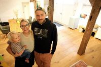 Sandra und Johannes Quatmann mit ihrem jüngeren Sohn Ben in ihrem Seminar- und Tagungsraum in Ostersode.