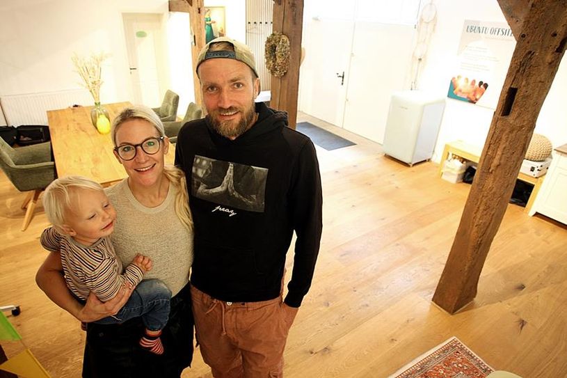 Sandra und Johannes Quatmann mit ihrem jüngeren Sohn Ben in ihrem Seminar- und Tagungsraum in Ostersode.
