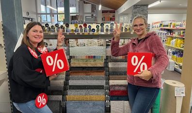 Die Mitarbeiterinnen stehen den Kunden bei Fragen zur Verfügung.