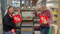 Die Mitarbeiterinnen stehen den Kunden bei Fragen zur Verfügung.