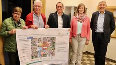 (v. l.) Maike Sewtz und Wolfgang Pilz (beide vom Ortskirchenvorstand), Frank Wiener (Bauamtsleiter), Lara Schilde (Superintendentin) sowie Bürgermeister Torsten Rohde mit dem Sanierungsplan.