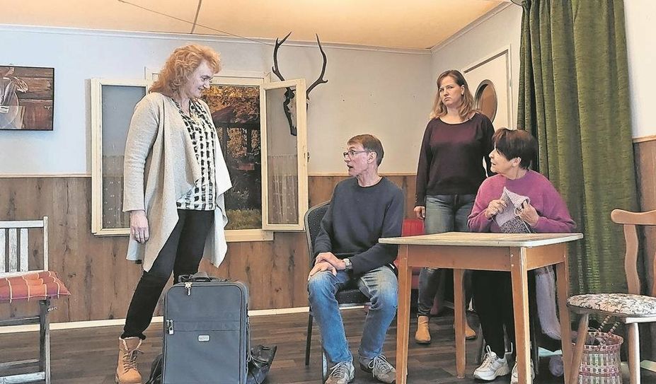 Von links: Sylvia Geffken, Werner Lück, Frauke Apel und Edith Heubach bei den Proben für „Urlaub mit Papa“. Foto: eb
