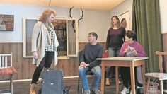 Von links: Sylvia Geffken, Werner Lück, Frauke Apel und Edith Heubach bei den Proben für „Urlaub mit Papa“. Foto: eb
