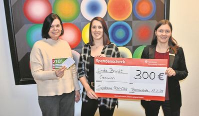 Citymanagerin Bärbel Hensel (l.) und BCSM-Vorstand Sarah Böhnke (r.) übergaben Gewinnerin Linda Brandt den symbolischen Scheck.