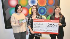 Citymanagerin Bärbel Hensel (l.) und BCSM-Vorstand Sarah Böhnke (r.) übergaben Gewinnerin Linda Brandt den symbolischen Scheck.
