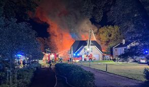 Die Drehleitern aus Bremervörde und Stade bei der Brandbekämpfung.