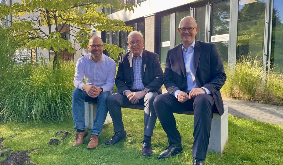 Im Gespräch über Seniorenräte (v. l.) Eike Holsten und Marco Mohrmann mit Harald Sommerfeld.