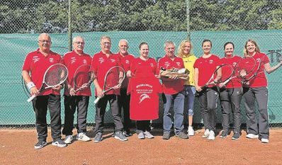Stolz präsentieren die Mitglieder ihre neuen Trikots.
