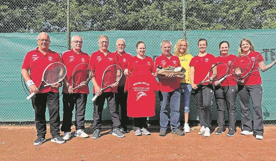 Stolz präsentieren die Mitglieder ihre neuen Trikots.