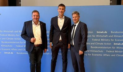Nils Markowsky (Mitte) mit Andreas Mattfeldt (links) und Wirtschaftsminister Robert Habeck.