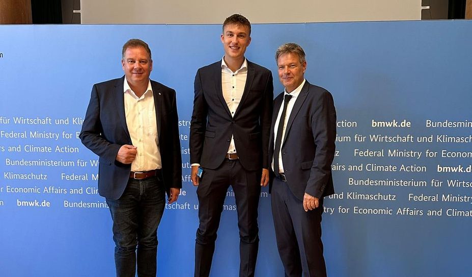 Nils Markowsky (Mitte) mit Andreas Mattfeldt (links) und Wirtschaftsminister Robert Habeck.