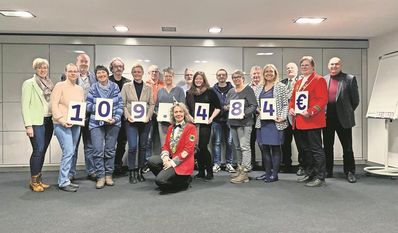 Das Foto zeigt neben den Volksbank-Mitarbeiterinnen Stefanie Tietjen (links) und Ulrike Schloen (4. v. r.) Vertreter:innen der Vereine.