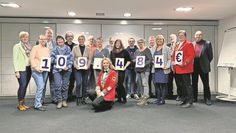 Das Foto zeigt neben den Volksbank-Mitarbeiterinnen Stefanie Tietjen (links) und Ulrike Schloen (4. v. r.) Vertreter:innen der Vereine.