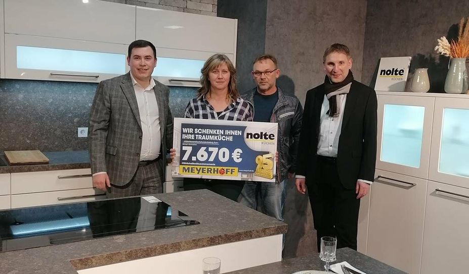 Über eine brandneue Nolte-Küche im Wert von fast 8.000 Euro darf sich Olga Müller (mitte links) freuen. Zwei weitere Markenküchen verlost Meyerhoff noch in diesem Jahr. Foto: lume