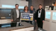 Über eine brandneue Nolte-Küche im Wert von fast 8.000 Euro darf sich Olga Müller (mitte links) freuen. Zwei weitere Markenküchen verlost Meyerhoff noch in diesem Jahr. Foto: lume