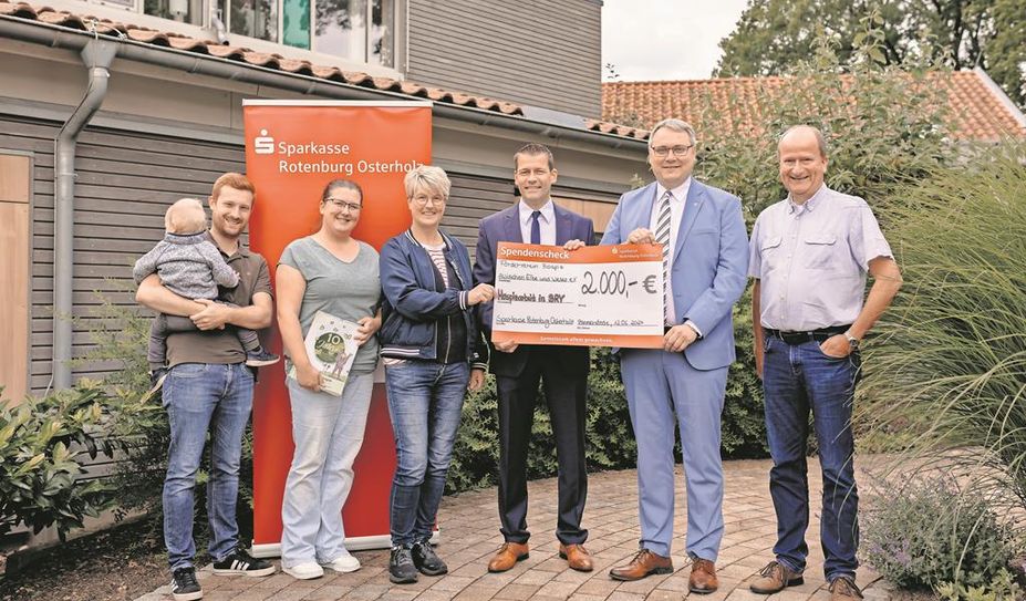 Bremervördes Ortsbürgermeister Dirk-Frederik Stelling (v. li.), Hospizleiterin Marina Muche, Martina Schröder vom Hospiz-Förderverein, Thorben Prenntzell vom Sparkassen-Vorstand, Landrat Marco Prietz und Hospiz-Geschäftsführer Volker Rosenfeld bei der Übergabe.