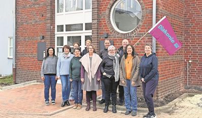 Die Mitarbeitenden sowie Superintendentin Jutta Rühlemann (vorne Mitte) freuen sich auf die kommende Zeit in den neuen Räumen.