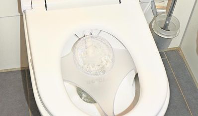Das WC darf vor Ort mit einer angebrachten Abdeckung getestet werden.