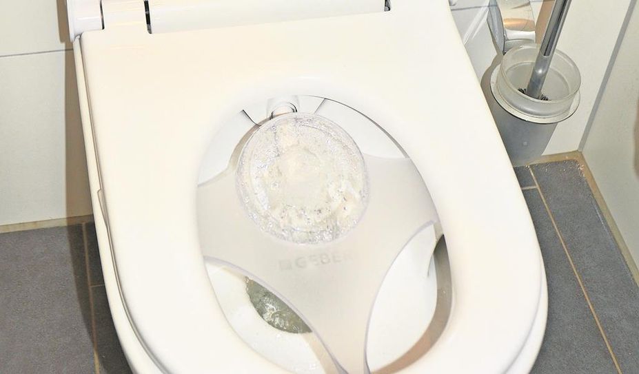 Das WC darf vor Ort mit einer angebrachten Abdeckung getestet werden.