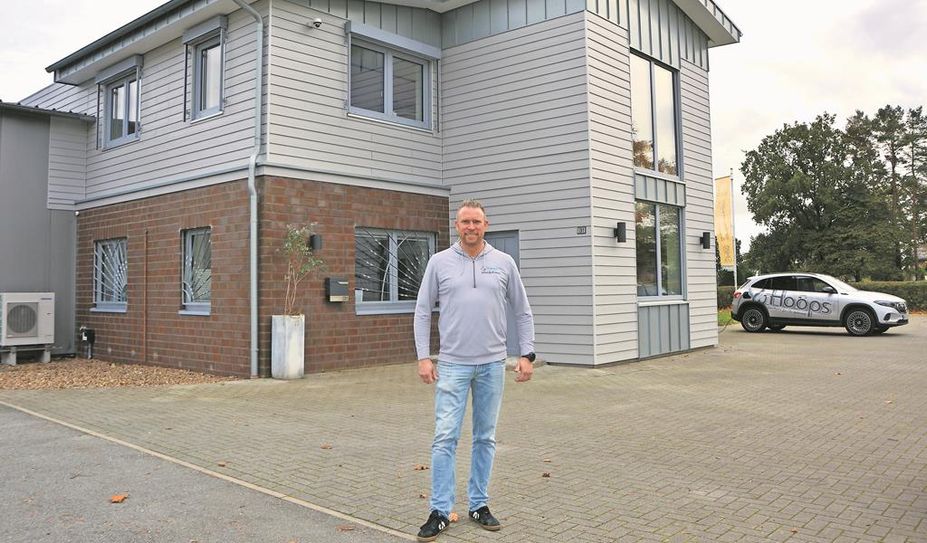 Patrick Hoops vor dem umgebauten Firmensitz, wo am Tag der offenen Tür sicherlich viel los sein wird.