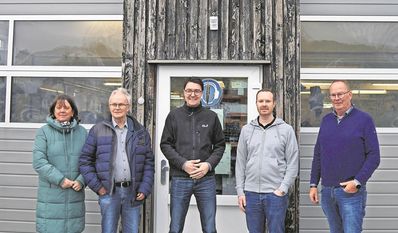Christoph Frauenpreiß (Mitte) zu Gast bei der Tischlerei Ordemann in Beverstedt.