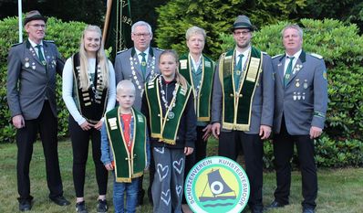 Das Kuhstedter Königshaus lädt zum Wettkampf und bietet musikalische Höhepunkte, feierliche Zeremonien und geselliges Miteinander.