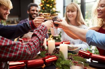 Am Jahresende ist sie ein Highlight - die alljährliche Weihnachtsfeier. Ob mit Kollegen, Freunden oder Familie, mit ein paar Tipps wird sie für Erinnerungen sorgen.  Foto: AdobeStock/monkey business