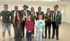 Das Königshaus aus Axstedt. Vorne: Jugendkönigin Sarah Sophie Wittenberg, Kindervizekönigin Melina Fritz, Kinderkönig Nico Sipilin. Hinten: Jugendvizekönig Timo Detels, Zaunkönig Matthias Nitsche, König Björn Wellbrock, Königin Laura Wellbrock, Vizekönig Markus Glunz, Vizekönigin Lotte Sawitzki, 2. Vorsitzender Steffen Renken.