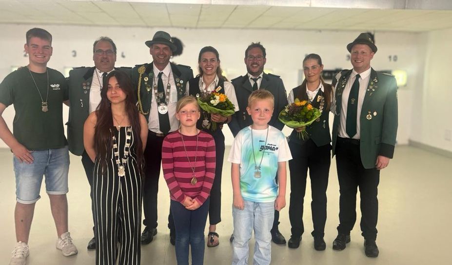 Das Königshaus aus Axstedt. Vorne: Jugendkönigin Sarah Sophie Wittenberg, Kindervizekönigin Melina Fritz, Kinderkönig Nico Sipilin. Hinten: Jugendvizekönig Timo Detels, Zaunkönig Matthias Nitsche, König Björn Wellbrock, Königin Laura Wellbrock, Vizekönig Markus Glunz, Vizekönigin Lotte Sawitzki, 2. Vorsitzender Steffen Renken.