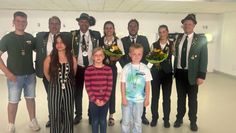 Das Königshaus aus Axstedt. Vorne: Jugendkönigin Sarah Sophie Wittenberg, Kindervizekönigin Melina Fritz, Kinderkönig Nico Sipilin. Hinten: Jugendvizekönig Timo Detels, Zaunkönig Matthias Nitsche, König Björn Wellbrock, Königin Laura Wellbrock, Vizekönig Markus Glunz, Vizekönigin Lotte Sawitzki, 2. Vorsitzender Steffen Renken.