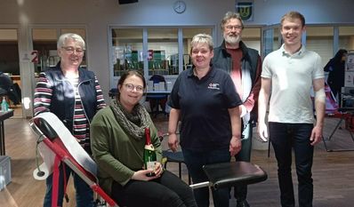 Die Vorsitzende Simone Steffens (Mitte) überreichte den Spendenden Gisela Junge (v. li.), Ann-Katrin Lafrenz, Rainer Wolf und Marius Holst die Präsente.