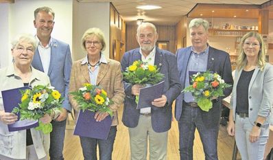 Beate Börsmann (v. li.), Henriette Ahrens, Klaus Böse und Lutz wurden mit der Ehrenurkunde und Anstecknadel der Gemeinde Beverstedt geehrt. Bürgermeister Guido Dieckmann (2.v.li) und Ratsvorsitzende Claudia Suhr (re.) gratulieren.