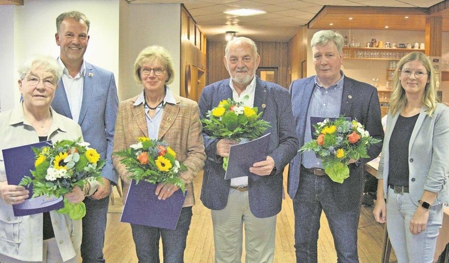 Beate Börsmann (v. li.), Henriette Ahrens, Klaus Böse und Lutz wurden mit der Ehrenurkunde und Anstecknadel der Gemeinde Beverstedt geehrt. Bürgermeister Guido Dieckmann (2.v.li) und Ratsvorsitzende Claudia Suhr (re.) gratulieren.