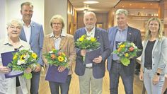 Beate Börsmann (v. li.), Henriette Ahrens, Klaus Böse und Lutz wurden mit der Ehrenurkunde und Anstecknadel der Gemeinde Beverstedt geehrt. Bürgermeister Guido Dieckmann (2.v.li) und Ratsvorsitzende Claudia Suhr (re.) gratulieren.