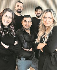 Juan Alo und sein Team beraten ihre Kundinnen und Kunden kompetent und individuell.