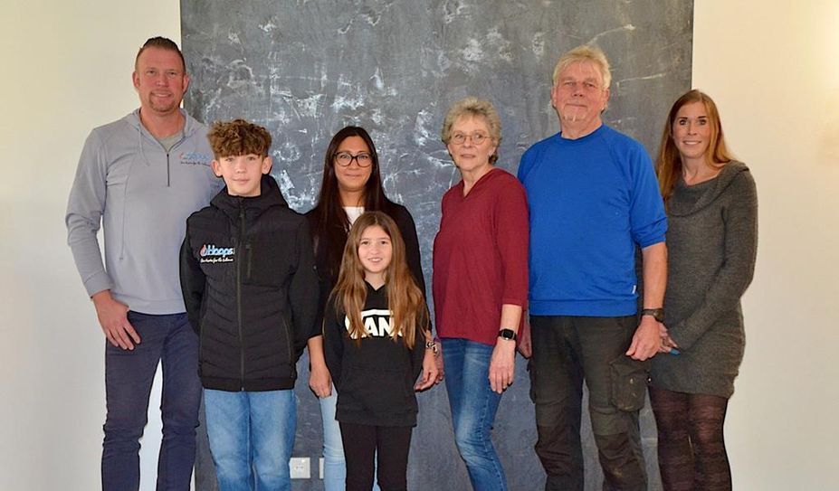 Die Familie Hoops unterstützt sich gegenseitig und meistert den (Arbeits-)Alltag gemeinsam.