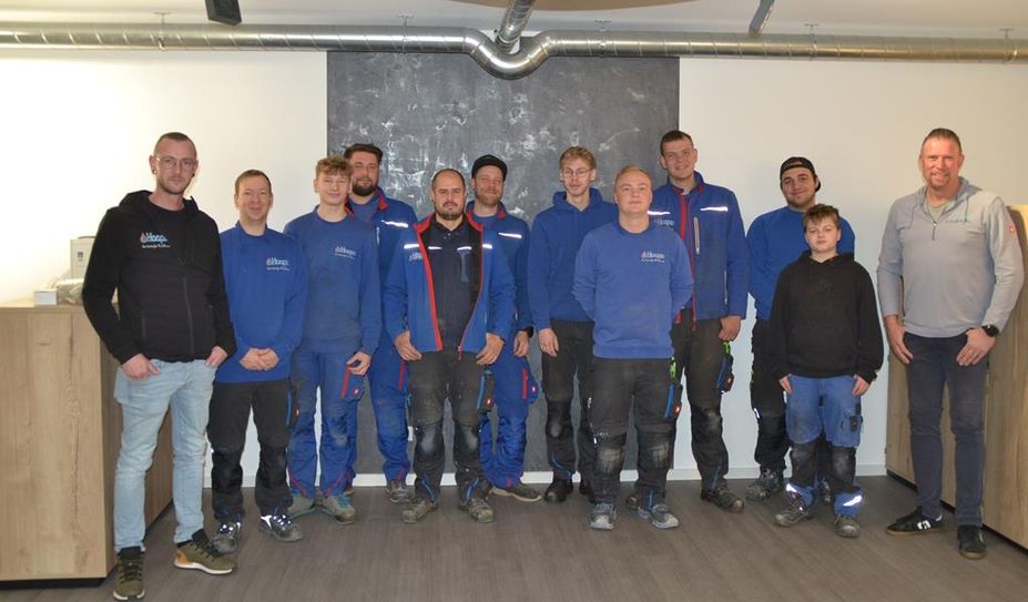 Patrick Hoops (rechts) ist mähtig stolz auf seine Mitarbeitenden und freut sich, dass alle mit viel Engagement arbeiten.