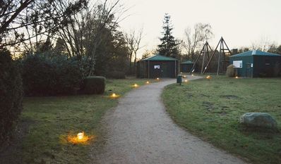 Die Lichter weisen den Weg über das Außengelände der „Welt der Sinne“.
