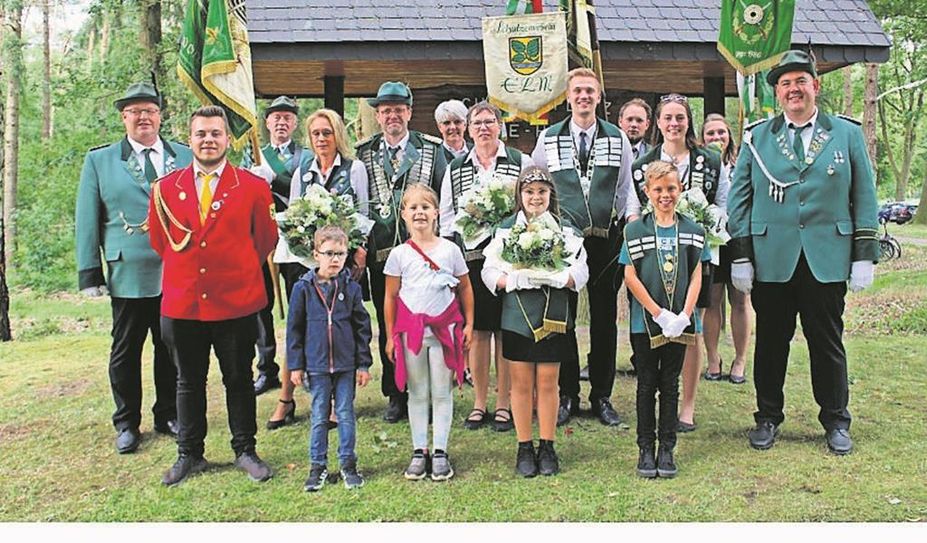Die amtierende Königsfamilie um Königin Sylvia Kunert und König Ralf Wölpern lädt zum Schützenfest ein.