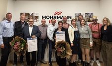 Die Jubilarinnen und Jubilare freuen sich über die Anerkennung der Geschäftsführung.